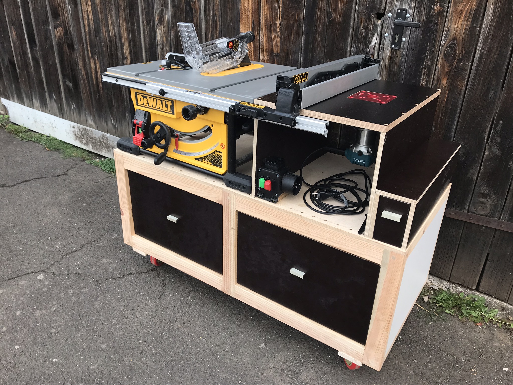 DIY Mobile Workbench with Built-in Dewalt DWE 7492 Table Saw 
